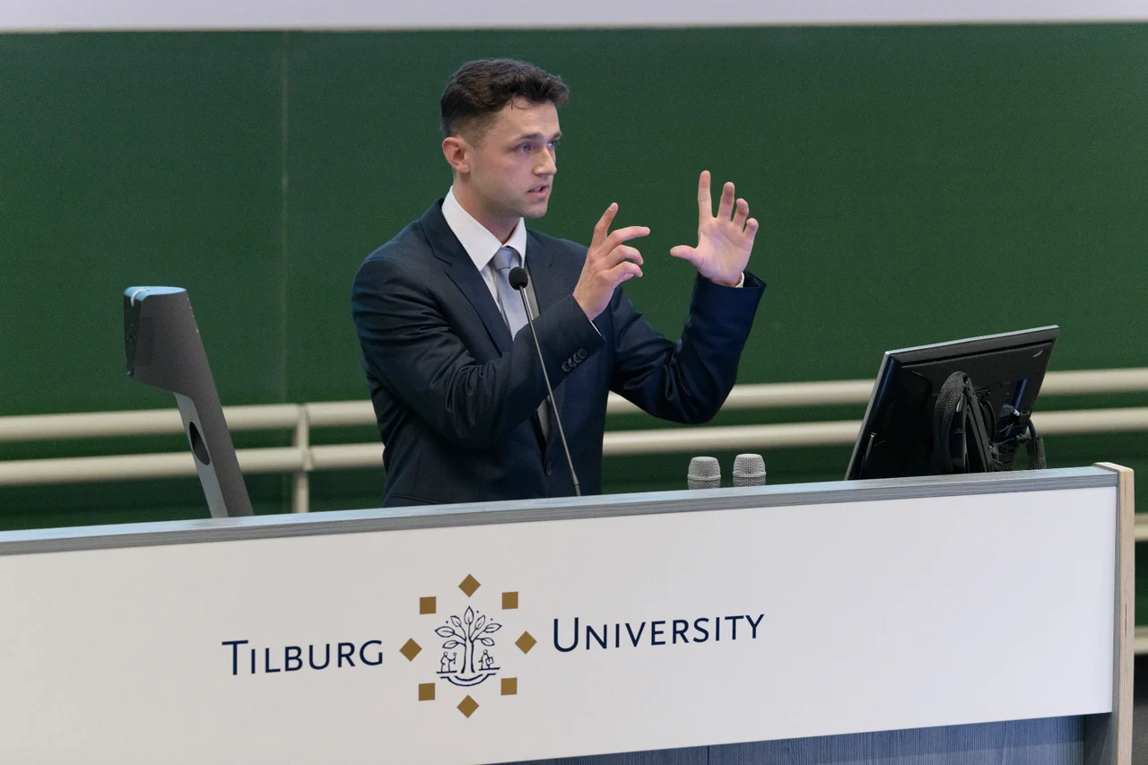 Laurens presenting his thesis defense at Tilburg University