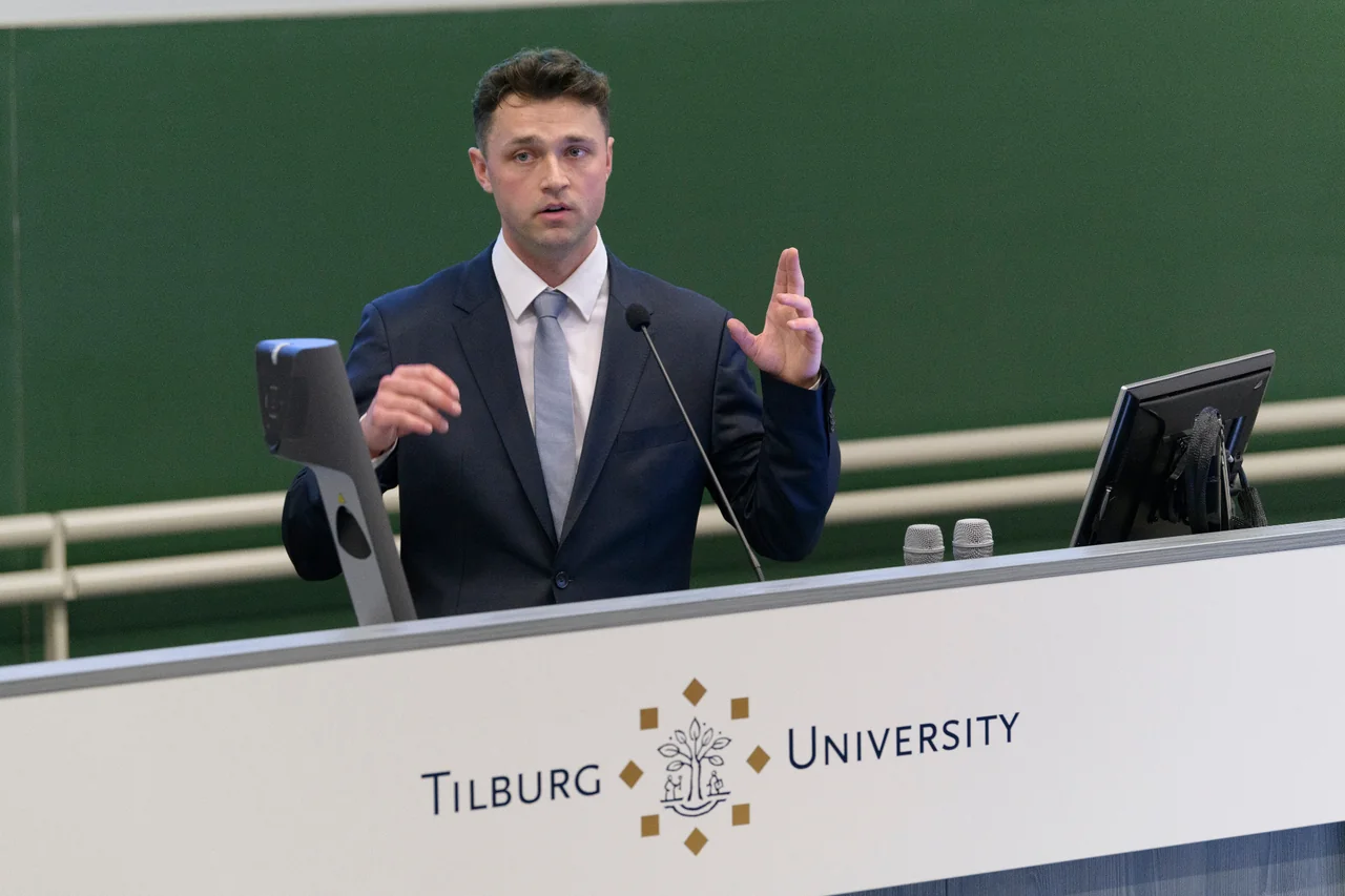 Laurens during his thesis presentation at Tilburg University